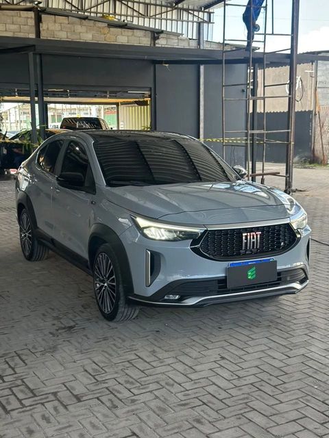Fiat Fastback na cor cinza, vista dianteira em três quartos (foto 2 de 13)
