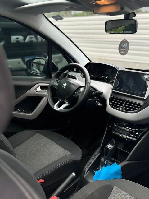 Peugeot 208, painel e volante (foto 8 de 12)