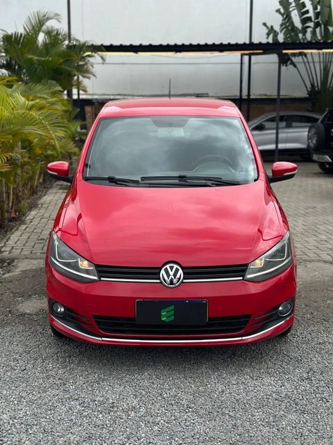 Volkswagen Fox na cor vermelha, vista de frente