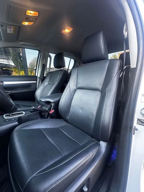 Toyota Hilux, bancos dianteiros