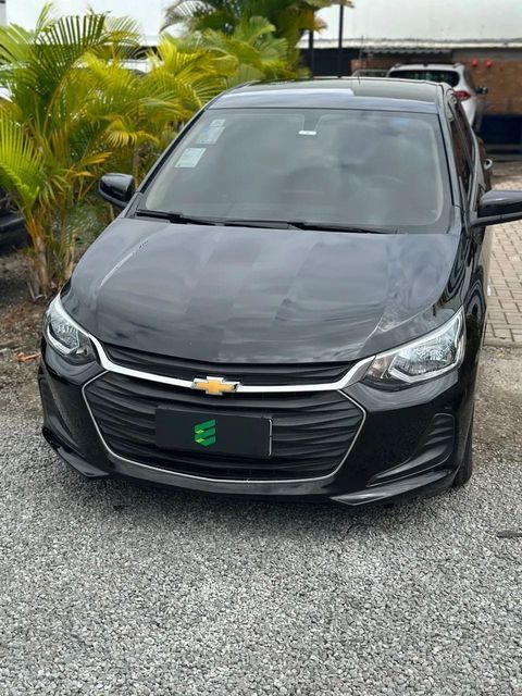 Chevrolet Onix Plus na cor preta, vista de frente