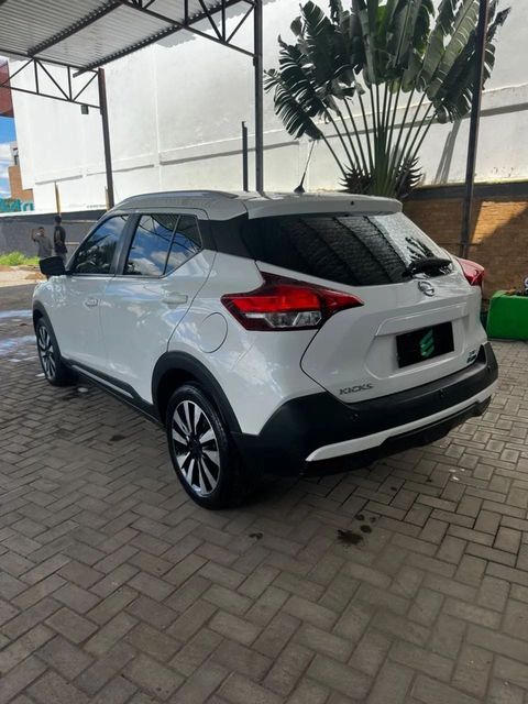 Nissan Kicks na cor branca, vista traseira em três quartos (foto 5 de 13)