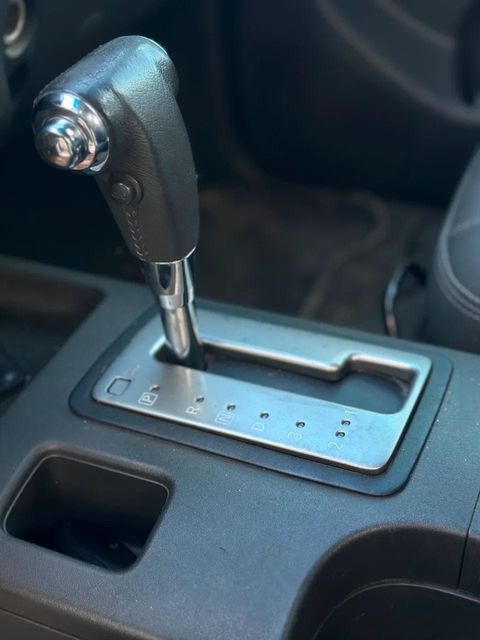 Nissan Frontier, console central e alavanca de câmbio