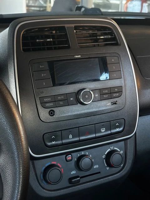 Renault Kwid, central multimídia e comandos do painel