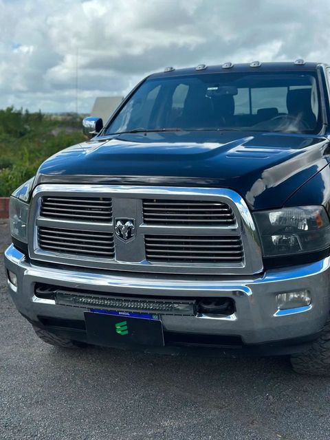 Dodge Ram 2500 na cor preta, vista de frente