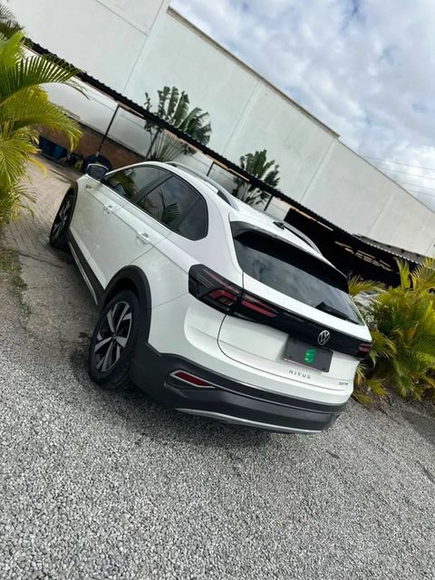 Volkswagen Nivus na cor branca, vista traseira em três quartos (foto 3 de 17)