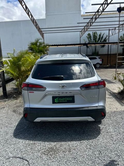 Toyota Corolla Cross na cor prata, vista de trás