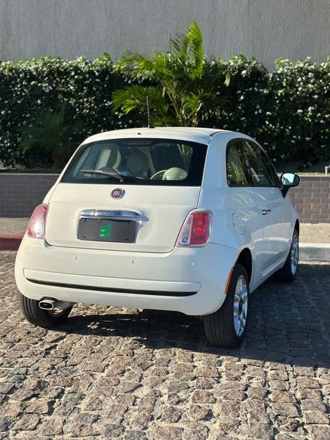 Fiat 500 na cor branca, vista de trás (foto 4 de 12)