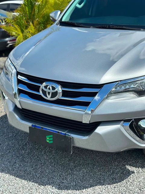 Toyota Hilux SW4 na cor prata, vista de frente