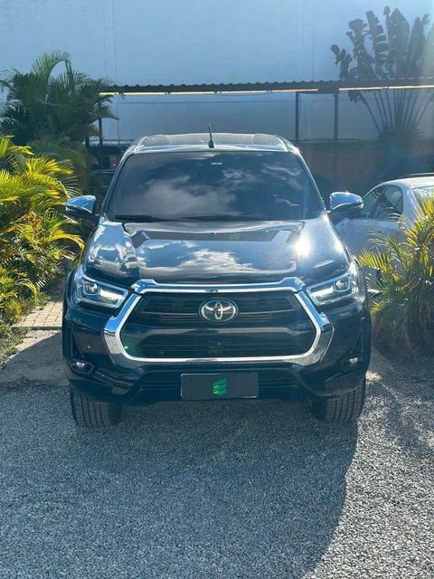 Toyota Hilux na cor preta, vista de frente