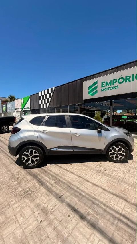 Renault Captur na cor prata, vista lateral (foto 3 de 19)
