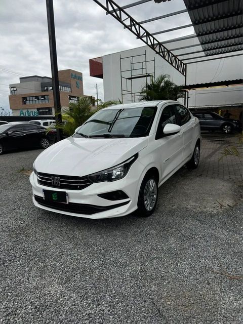 Fiat Cronos na cor branca, vista dianteira em três quartos (foto 4 de 12)