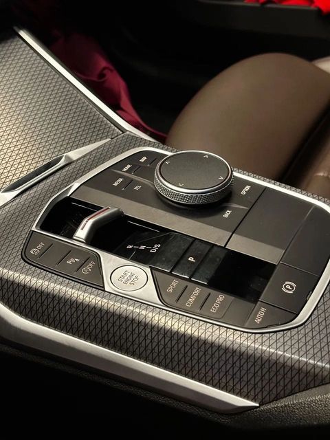 BMW 320i, console central e alavanca de câmbio