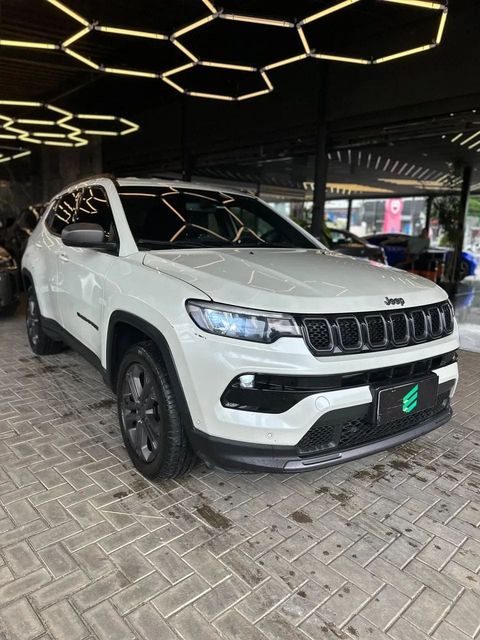Jeep Compass na cor branca, vista dianteira em três quartos (foto 3 de 15)