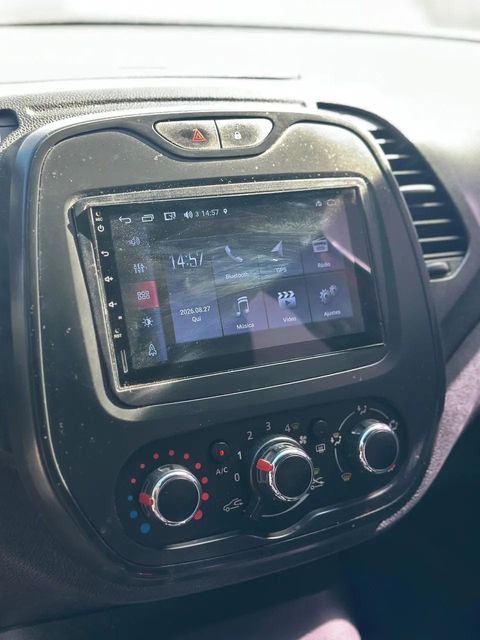 Renault Captur, central multimídia e comandos do painel