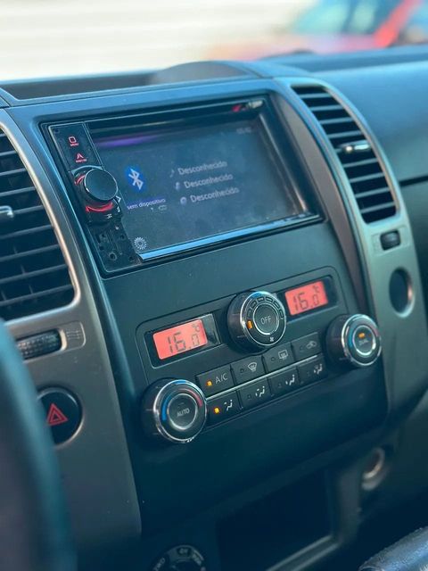 Nissan Frontier, central multimídia e comandos do painel