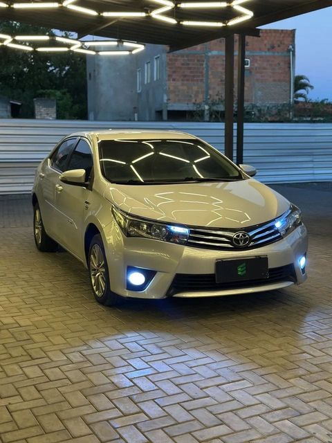 Toyota Corolla na cor prata, vista dianteira em três quartos (foto 3 de 14)