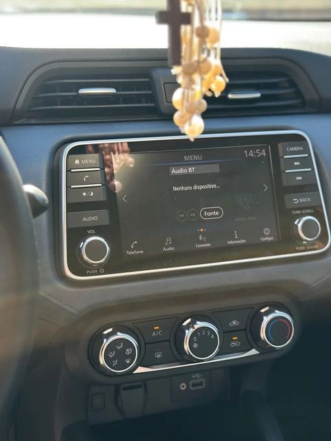 Nissan Versa, central multimídia e comandos do painel