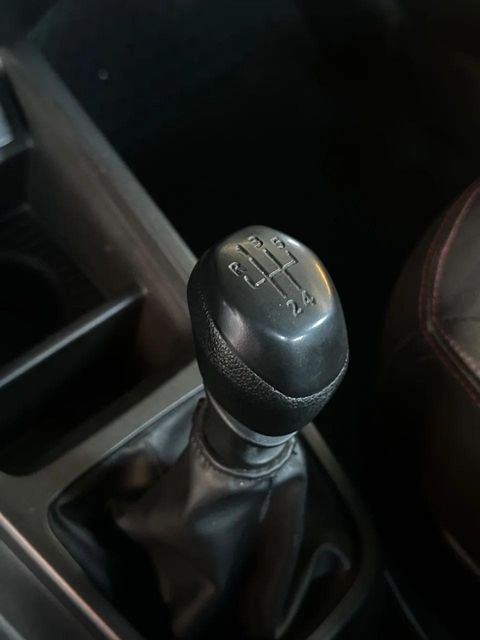 Renault Kwid, console central e alavanca de câmbio