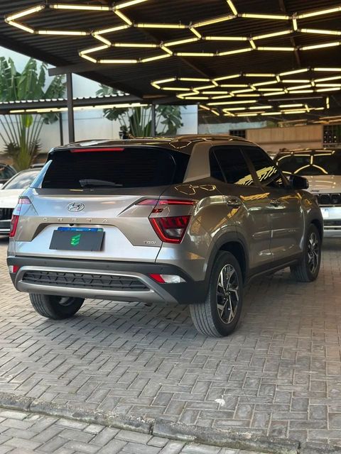 Hyundai Creta na cor prata, vista traseira em três quartos (foto 2 de 15)