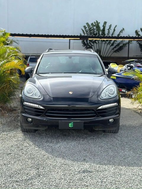 Porsche Cayenne na cor preta, vista de frente