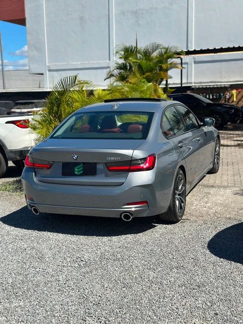 BMW 320i na cor cinza, vista de trás