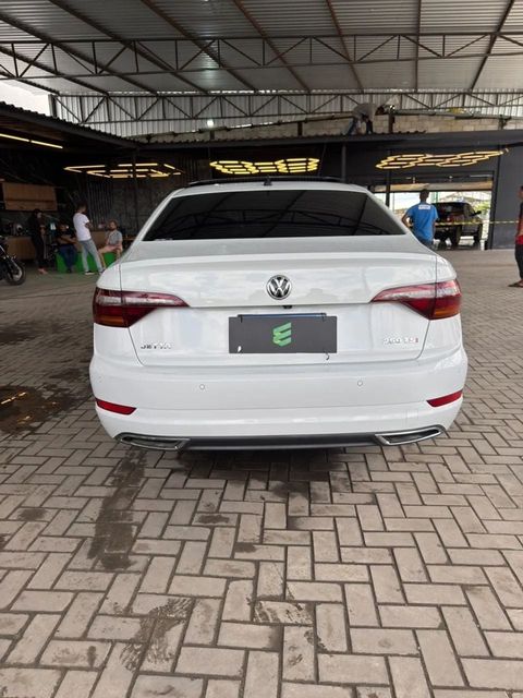 Volkswagen Jetta na cor branca, vista de trás