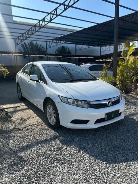Honda Civic na cor branca, vista dianteira em três quartos (foto 3 de 14)