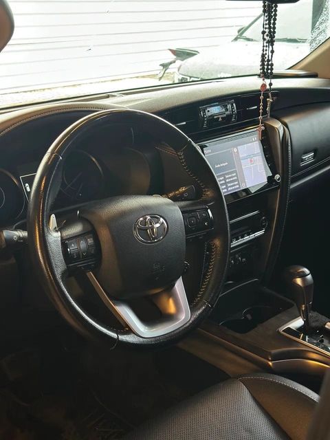 Toyota Hilux SW4, painel e volante