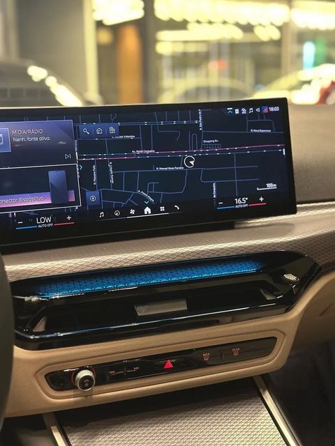 BMW 320i, central multimídia e comandos do painel