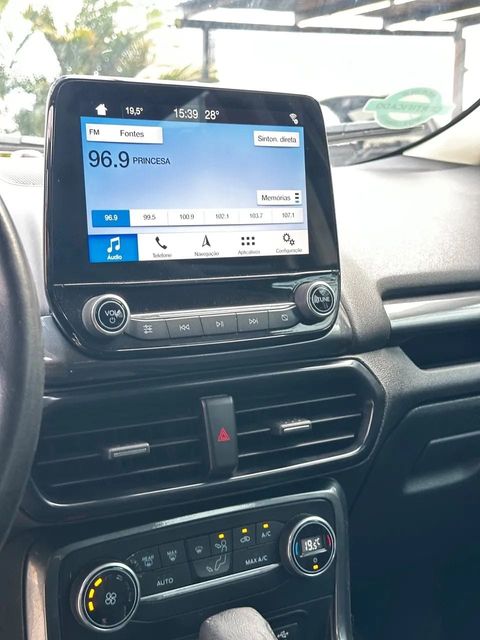 Ford EcoSport, central multimídia e comandos do painel
