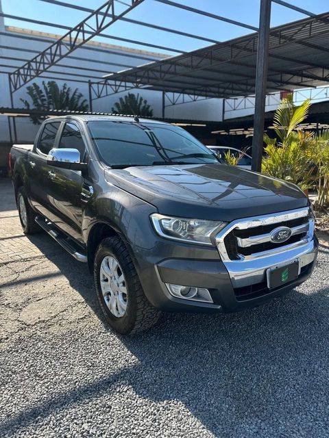 Ford Ranger na cor cinza, vista dianteira em três quartos (foto 3 de 15)