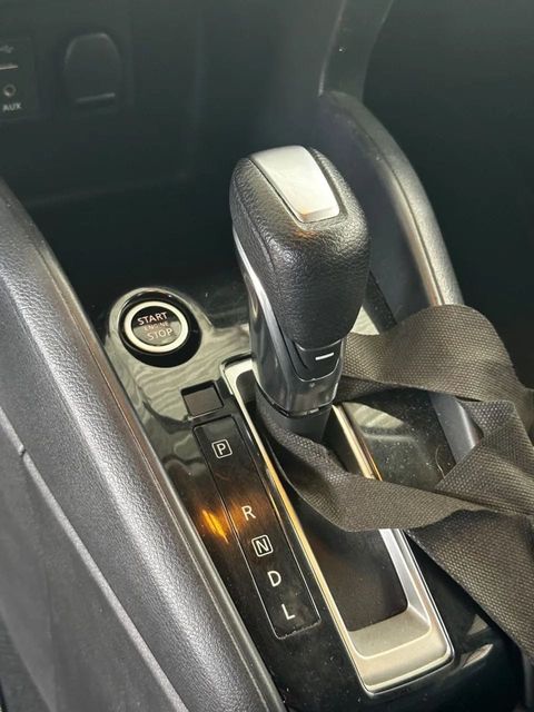 Nissan Kicks, console central e alavanca de câmbio