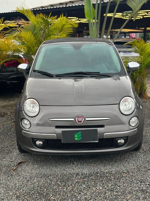Fiat 500 na cor cinza, vista de frente