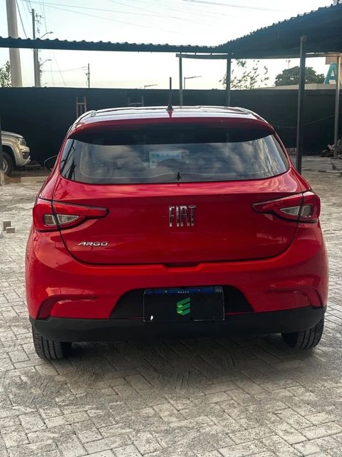 Fiat Argo na cor vermelha, vista de trás