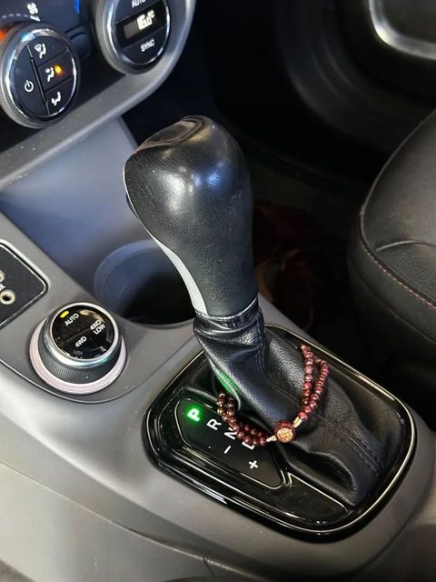 Fiat Toro, console central e alavanca de câmbio