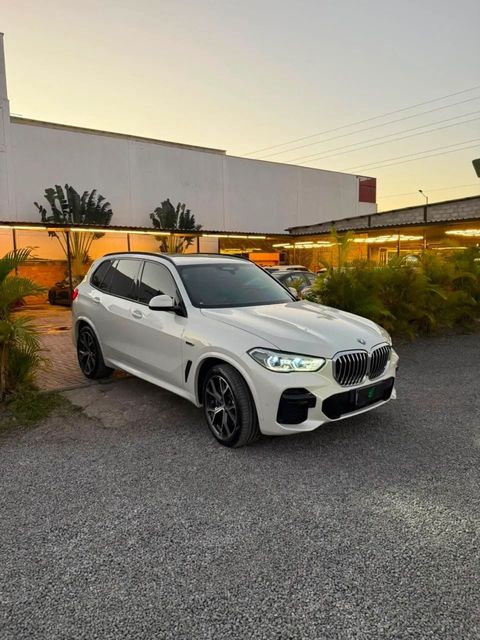 BMW X5 na cor branca, vista dianteira em três quartos (foto 3 de 18)