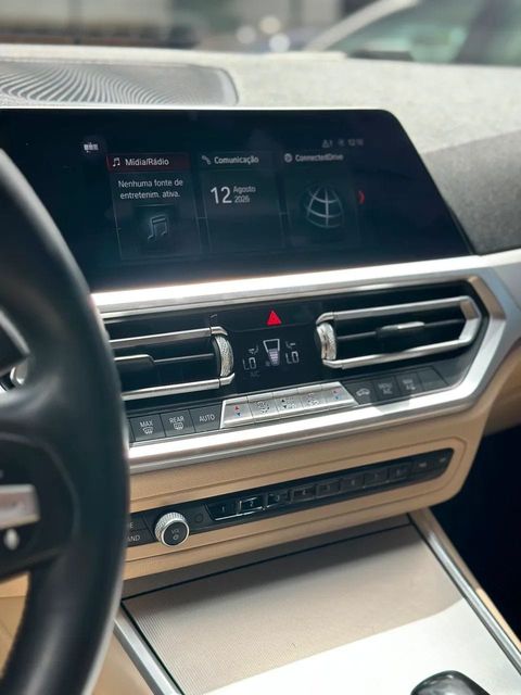 BMW 320i, central multimídia e comandos do painel
