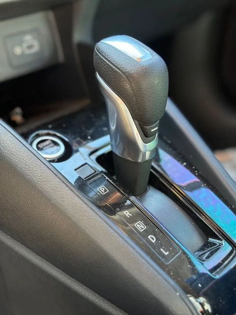 Nissan Versa, console central e alavanca de câmbio