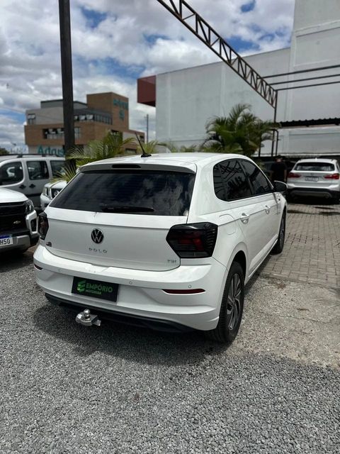 Volkswagen Polo na cor branca, vista traseira em três quartos (foto 3 de 15)