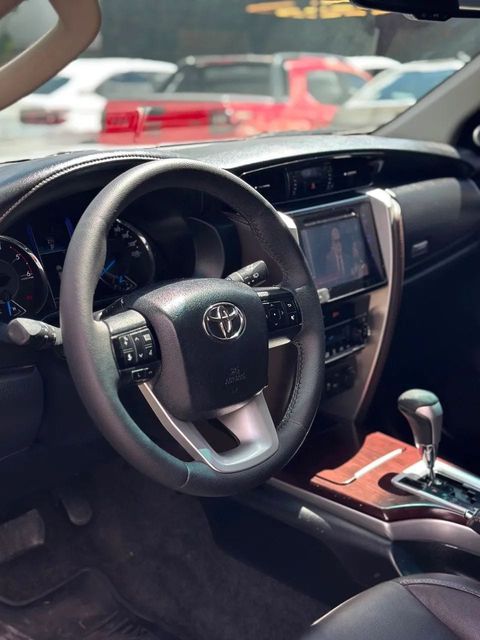 Toyota Hilux SW4, painel e volante