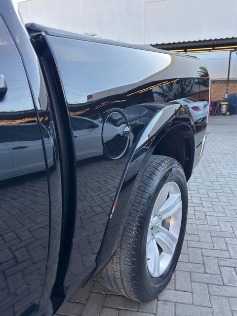 Ram Classic na cor preta, vista lateral (foto 4 de 20)