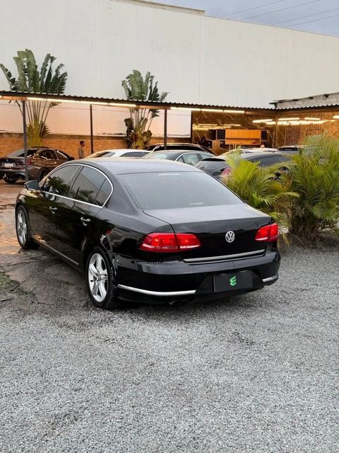 Volkswagen Passat na cor preta, vista traseira em três quartos (foto 4 de 17)