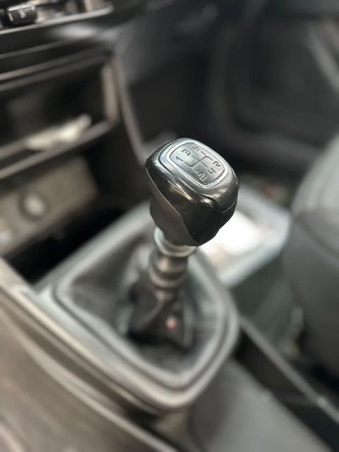 Fiat Strada, console central e alavanca de câmbio