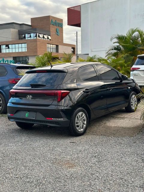 Hyundai HB20 na cor preta, vista traseira em três quartos (foto 4 de 14)