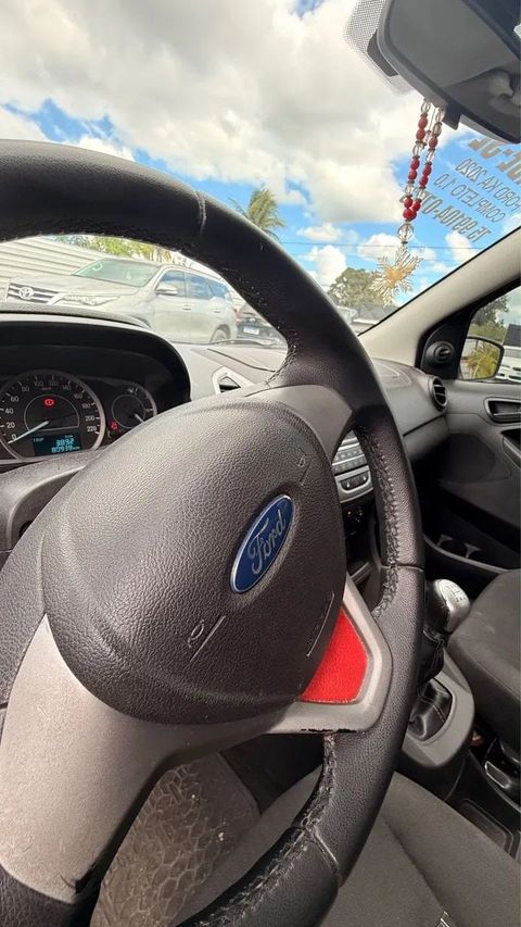 Ford Ka, volante e quadro de instrumentos