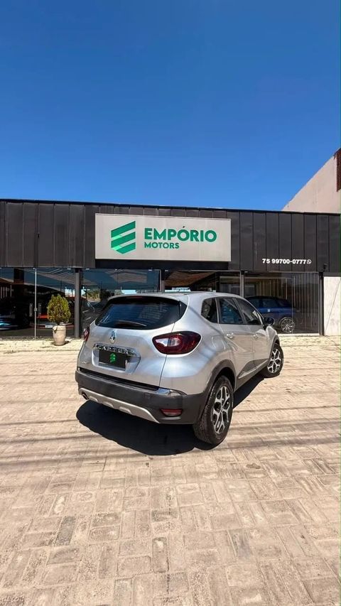 Renault Captur na cor prata, vista de trás