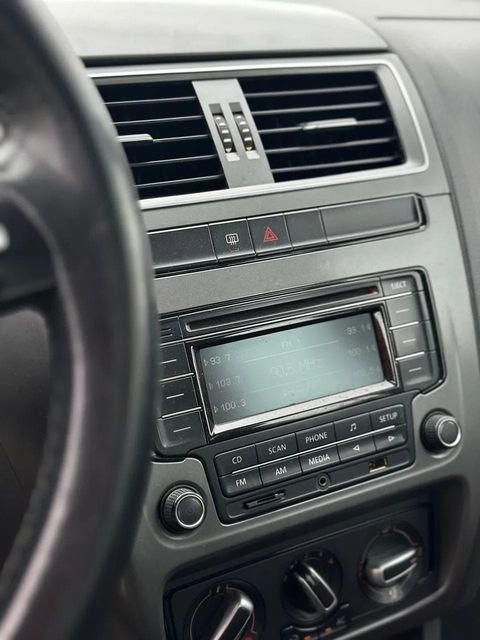 Volkswagen Fox, central multimídia e comandos do painel