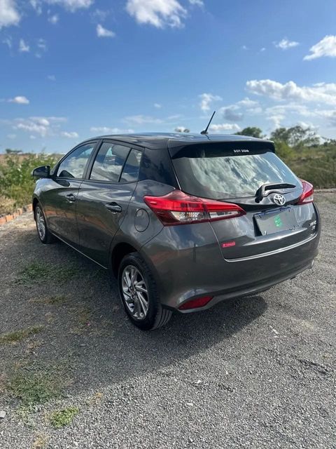 Toyota Yaris na cor cinza, vista traseira em três quartos (foto 5 de 13)