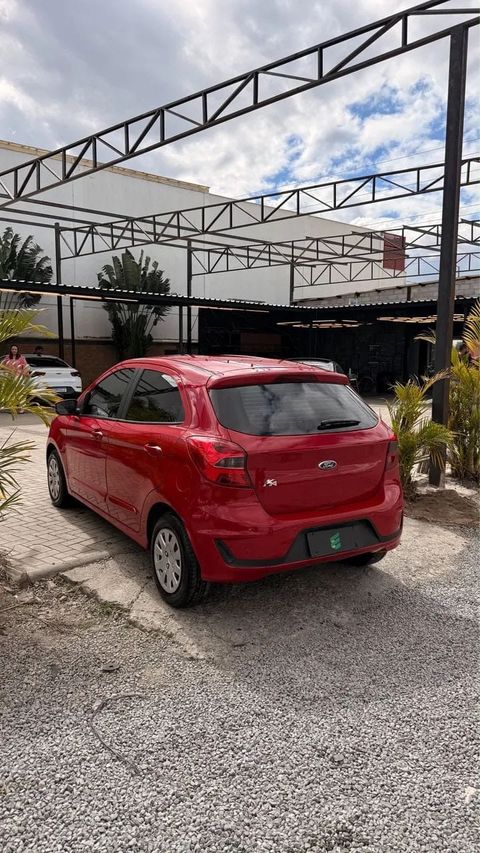 Ford Ka na cor vermelha, vista traseira em três quartos (foto 4 de 10)